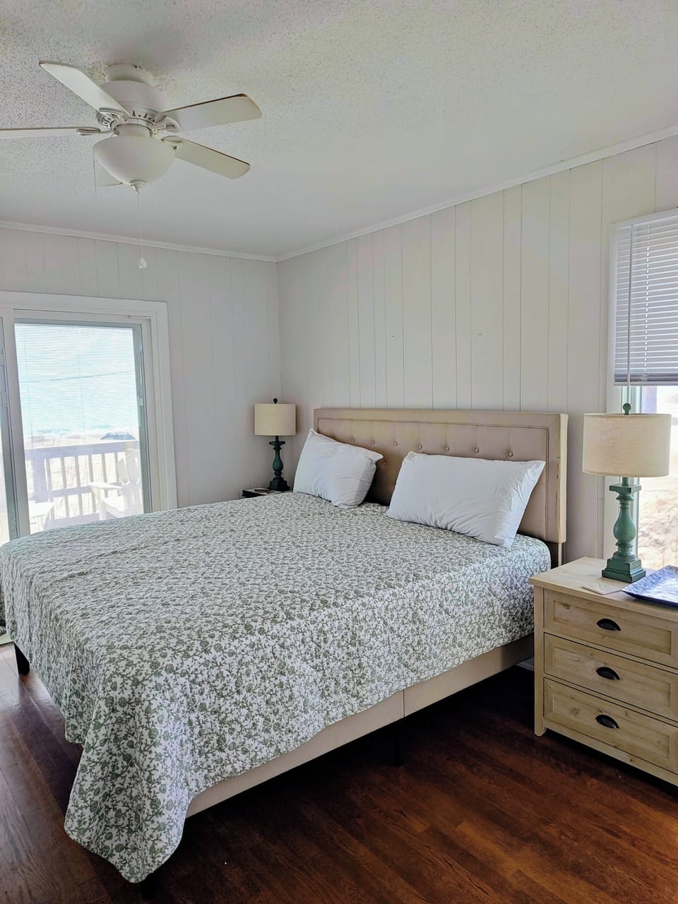 King bedroom with sliding glass doors facing the ocean