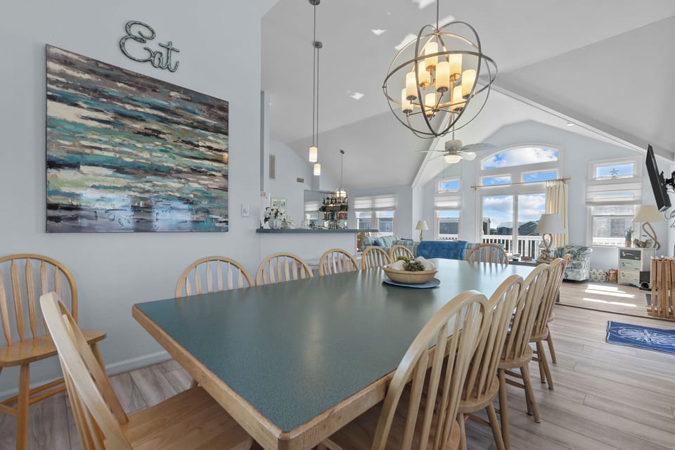 HIRO12: Southern Breeze | Top Level Dining Area