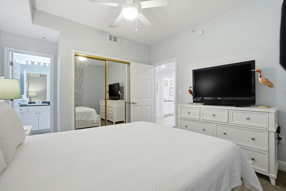 Flat-screen TV in guest bedroom 1