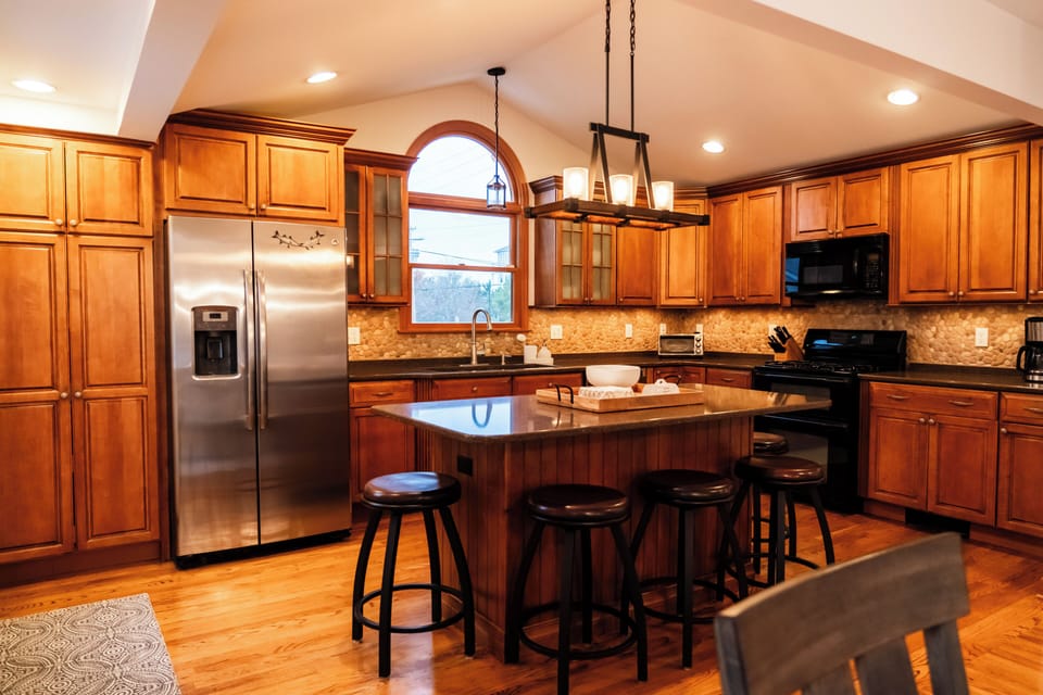 Kitchen Island seats 5 people