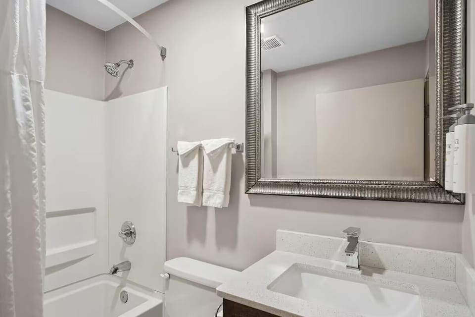 Rinse off comfortably with fresh towels and a roomy tub.