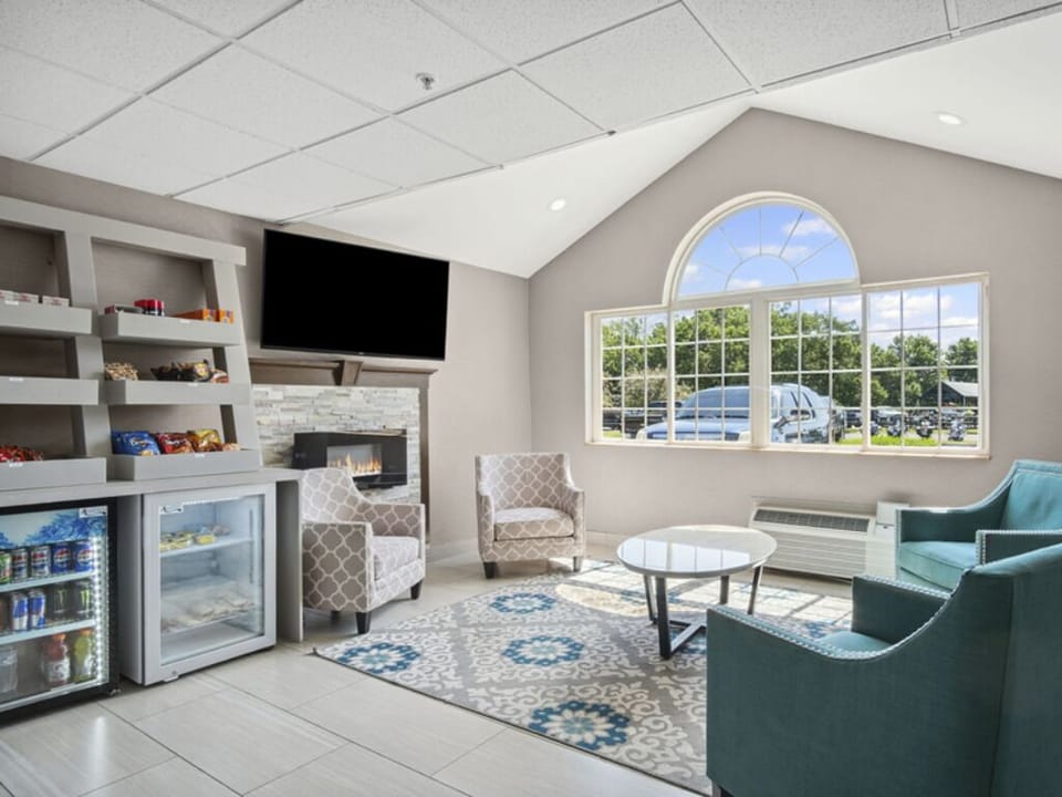 Recharge with coffee in the airy lounge under vaulted ceilings.