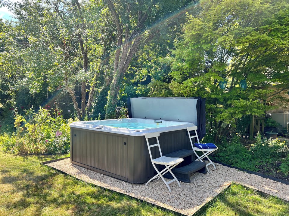 Hot tub in the garden, with view of the open rolling farmer’s fields.