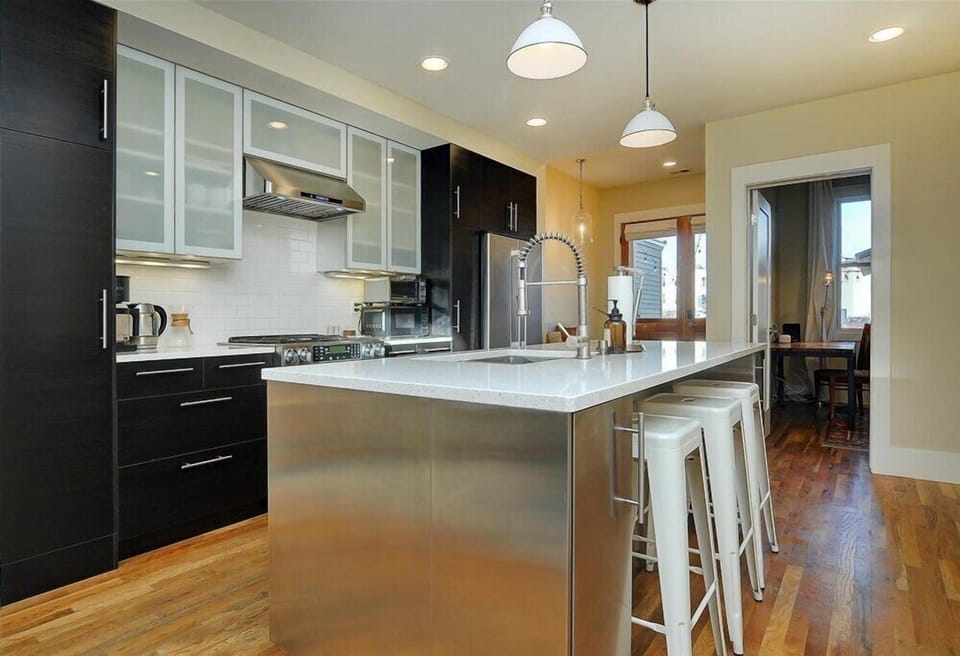 Open-concept, fully equipped