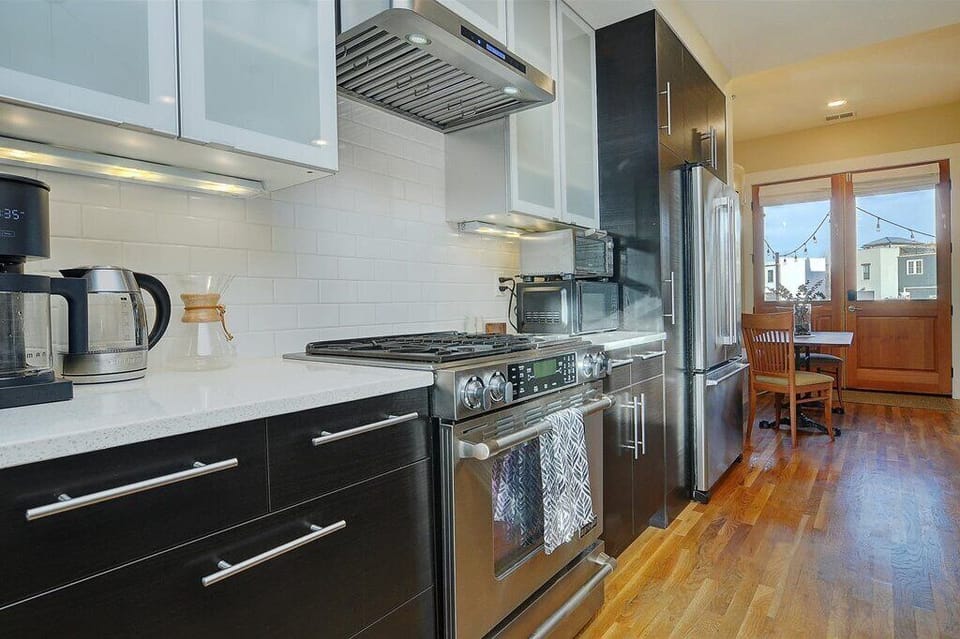 Modern appliances, well-equipped