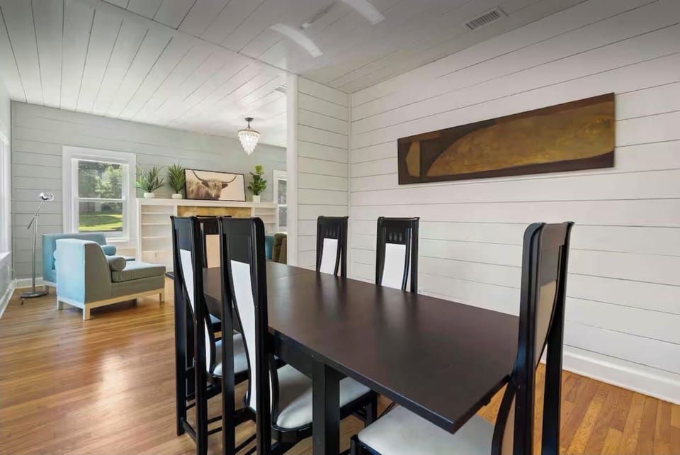 Plenty of space in the dining room.