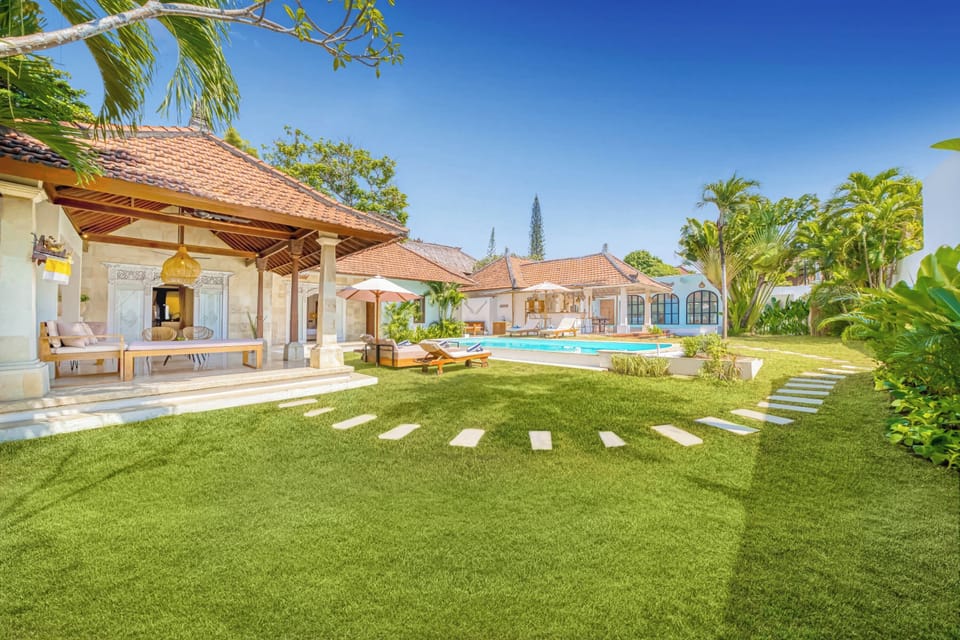Spacious garden around the pool and the Villa