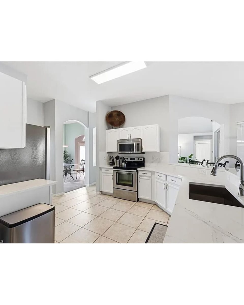 Kitchen with counter seating