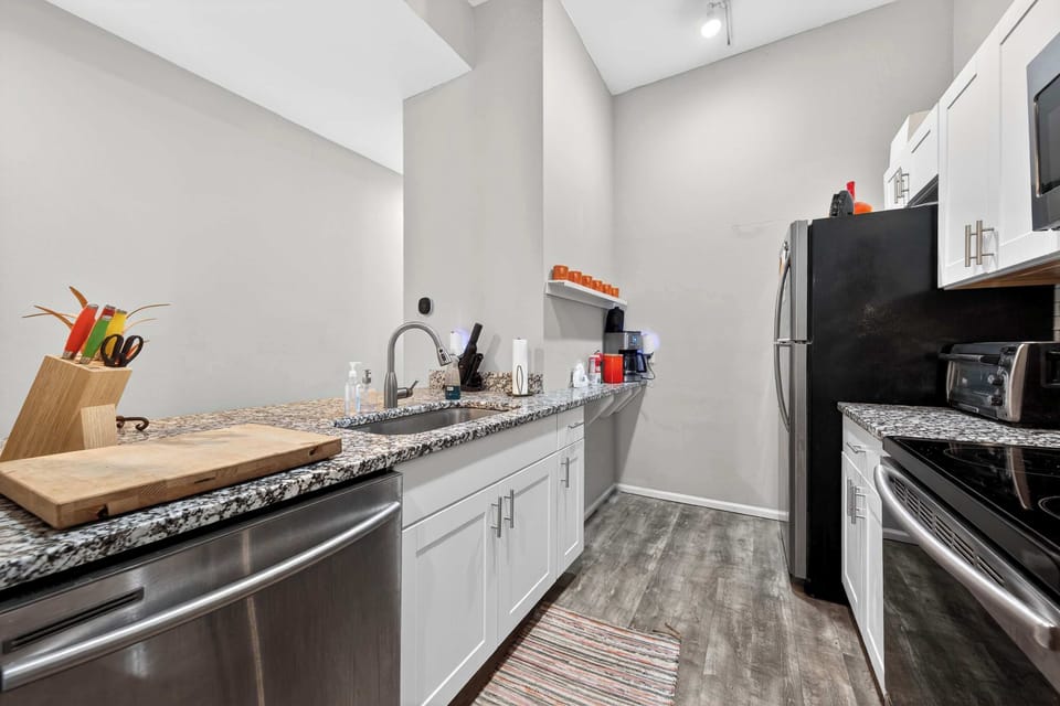 Perfect for both aspiring chefs and casual cooks, this space invites you to unleash your culinary creativity. Don’t miss out—reserve your getaway now! 🥘