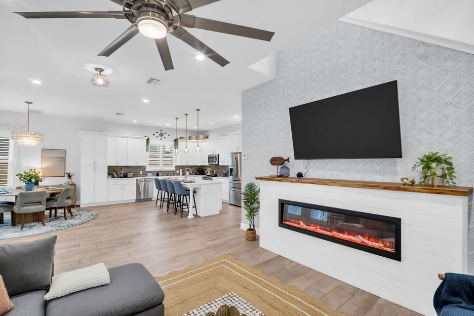 Fireplace, SmartTV and view for the kitchen and dining room