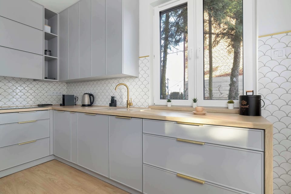 View of a functional kitchen countertop with an induction hob and clean, minimalist cabinet fronts.
