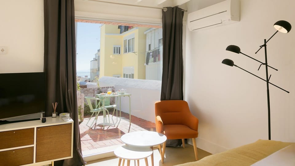 A modern and greatly decorated sun filled living room.
#naturallight #modern #design #comfort #portugal #pt #lisbon