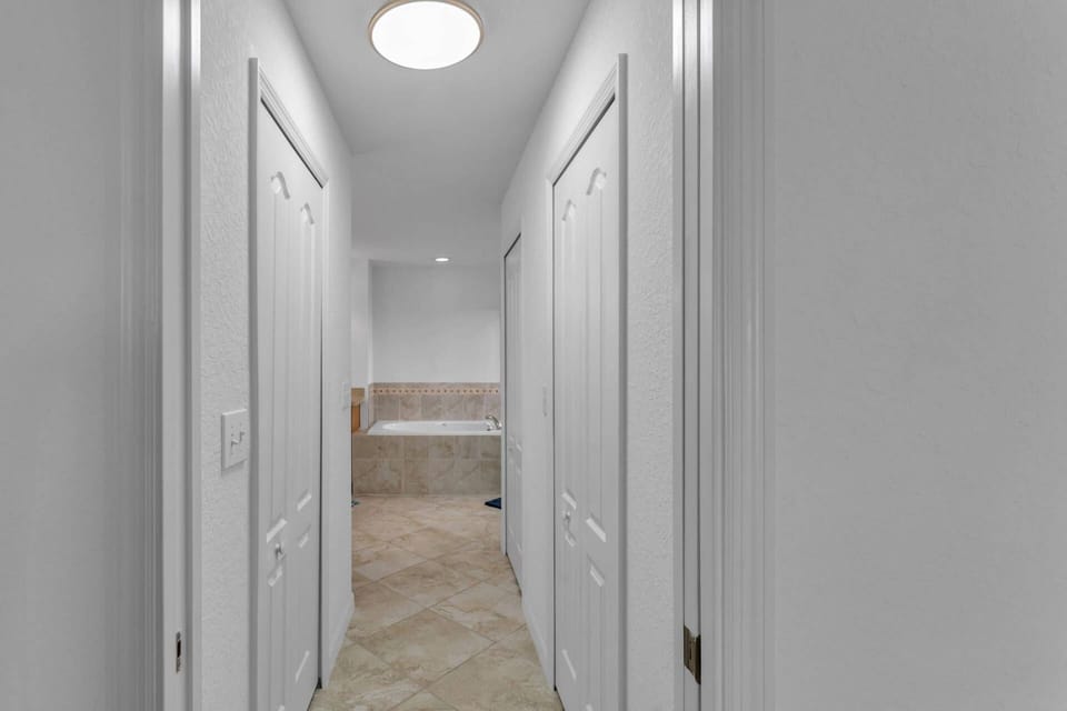Primary bedroom | En-suite bath hallway