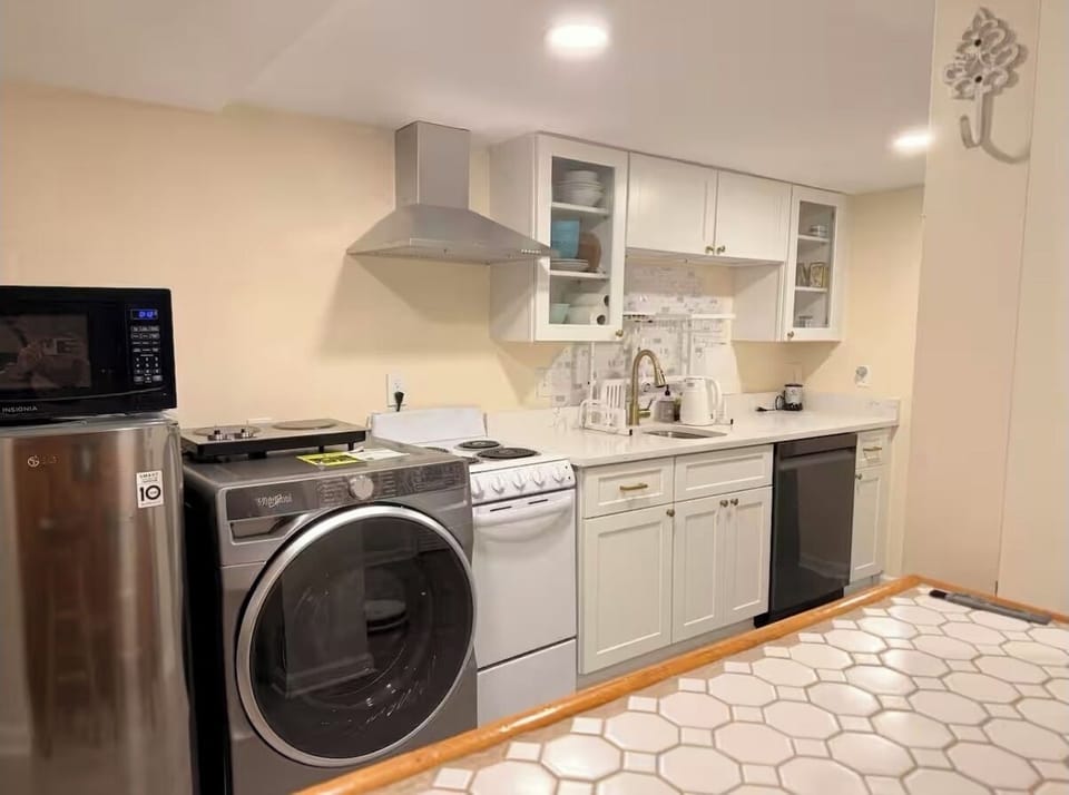 Full kitchen