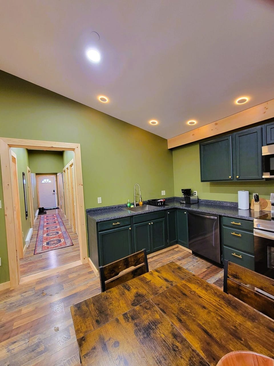 H4 - Three-Bedroom Apartment (594)