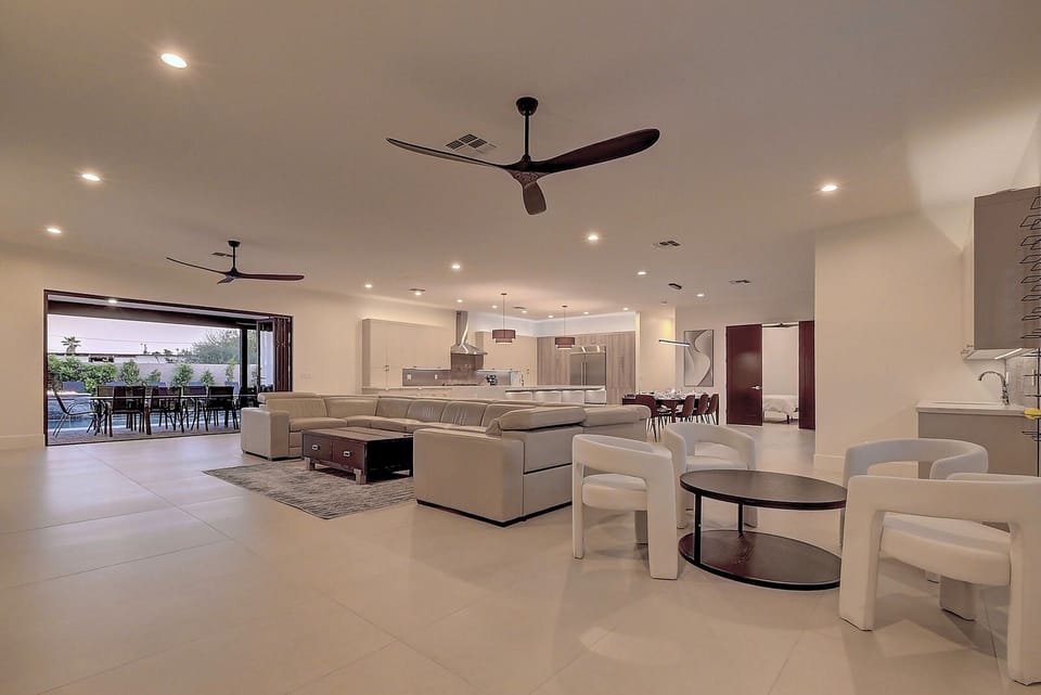 ScottsdaleStays Luxury Open-Concept Estate w/Indoor-Outdoor Living Space