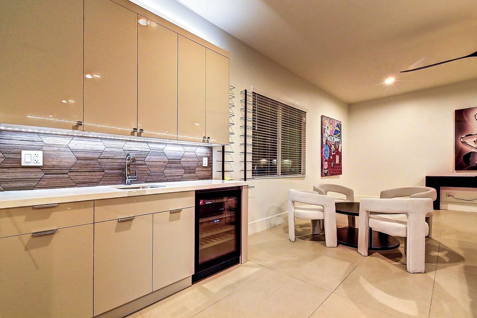 ScottsdaleStays Luxury Wet Bar Lounge w/Wine Fridge & Designer Sea