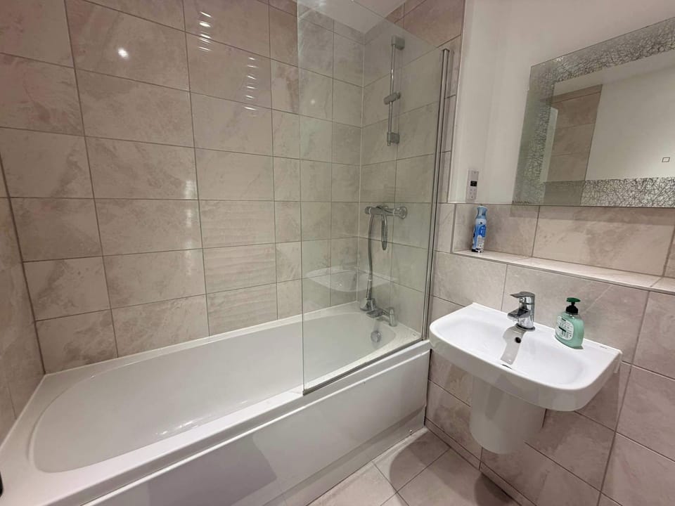 Modern 2BDR Oasis Home by Watford General Apartment in Watford