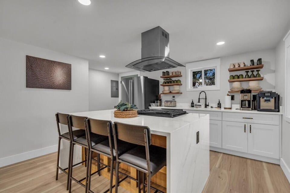 Minimalist shelves and perfect counters. It is giving chef kisses and iced coffee mornings.