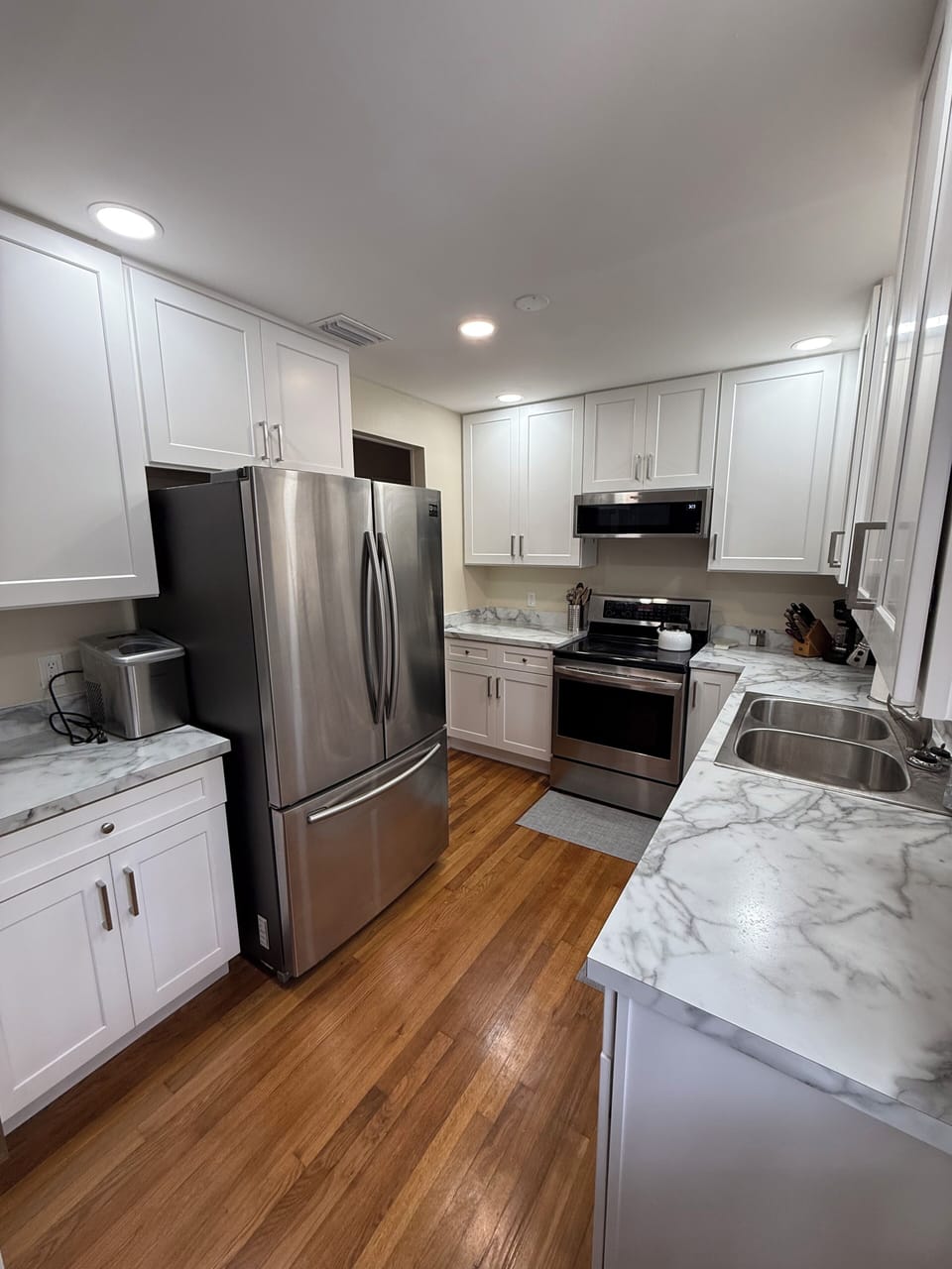 Full kitchen