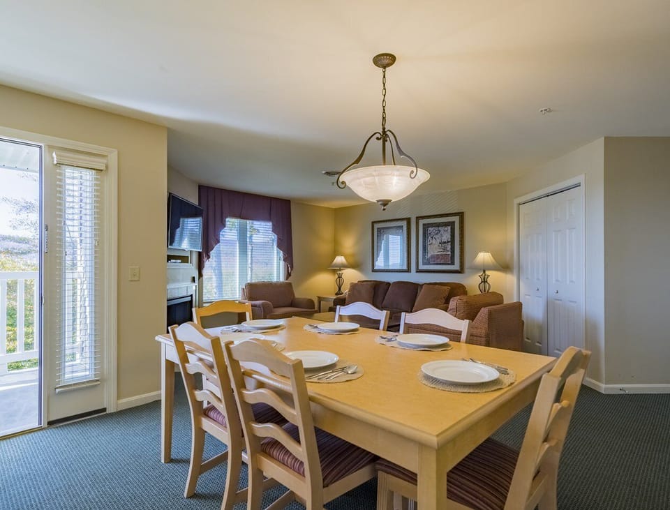 Very Spacious Open LR/DR/GasFP, Views, Huge Balcony w/ MtnViews! Queen Sofa Bed!