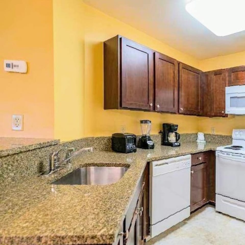 Fully Equipped, Spacious Kitchen! Everything from AtoZ, coffee+Paper Goods here!