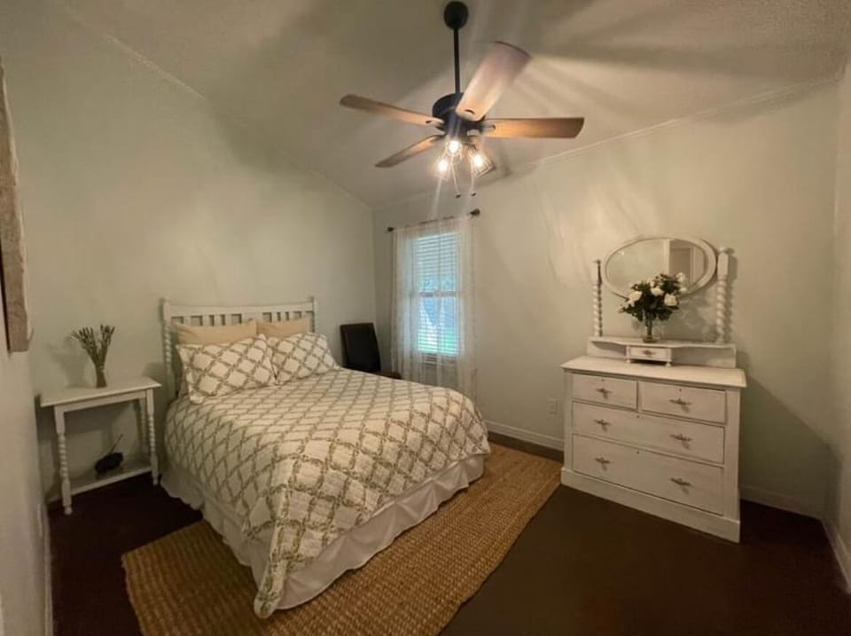 Downstairs: Queen bed