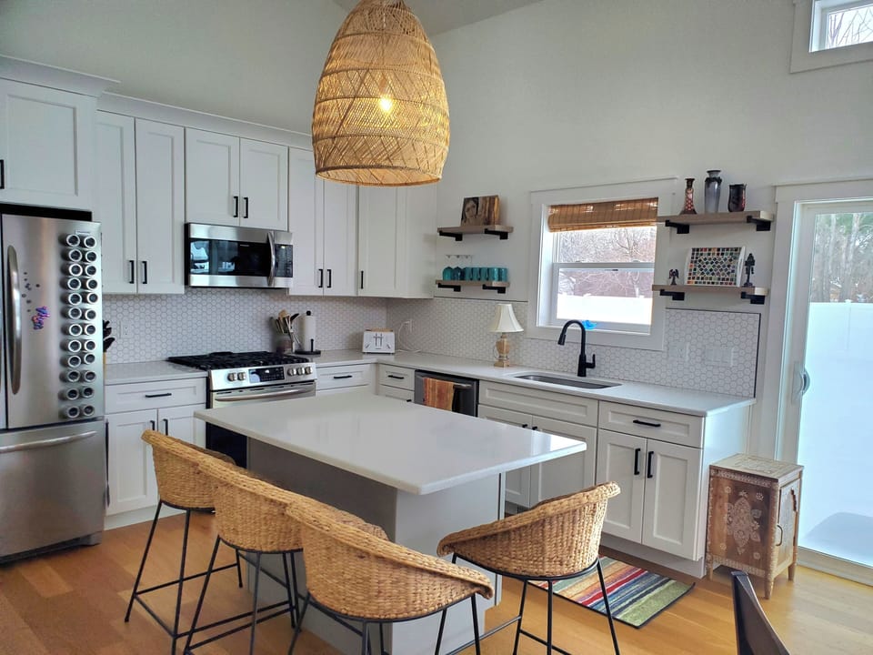 Kitchen island - additional stools available