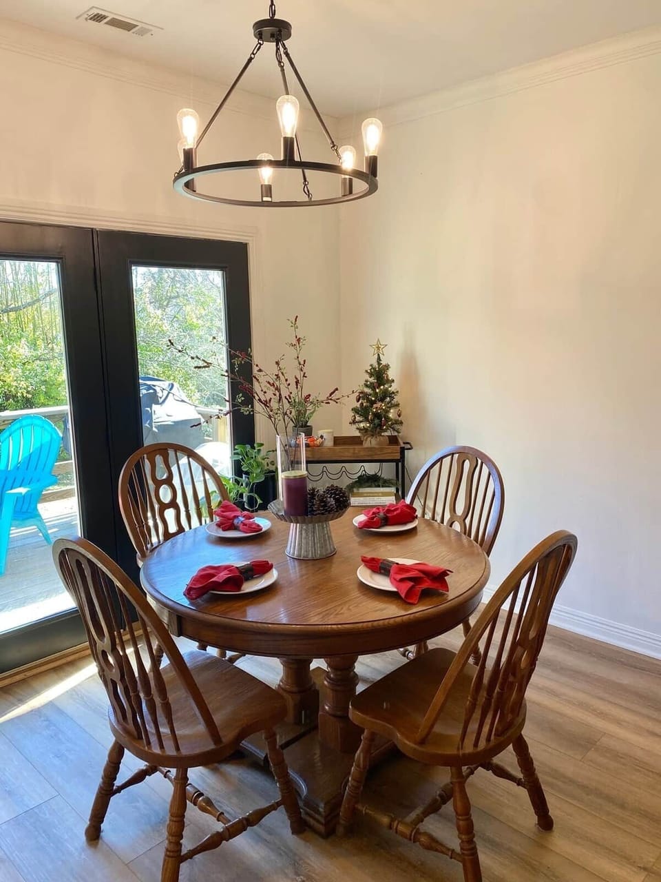 Expandable dining table with removable leaf insert.