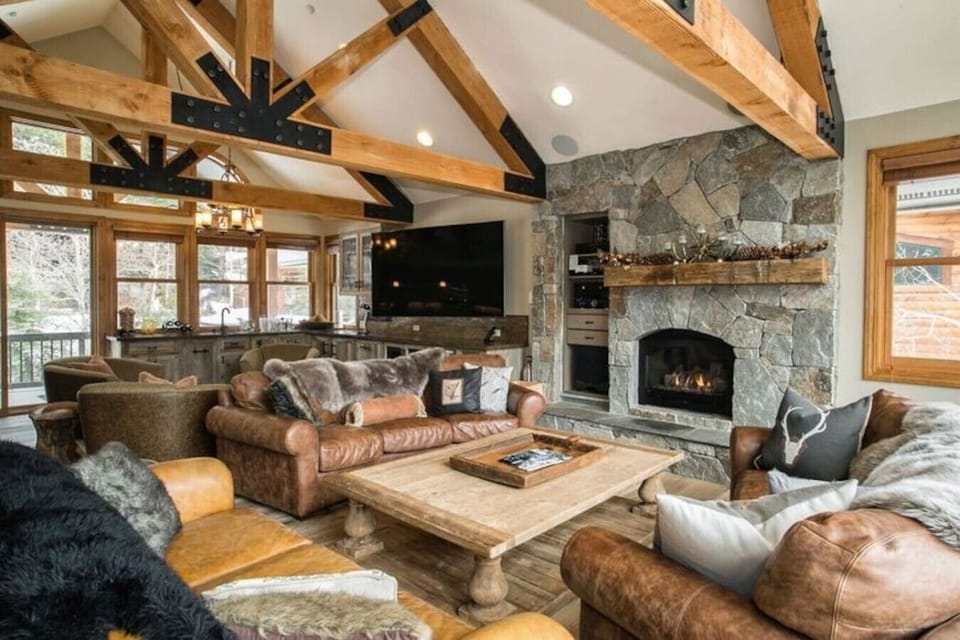 Beautifully appointed and spacious great room with multiple seating areas, wet bar, large flat screen SmartTV, gas fireplace and comfortable furnishings.