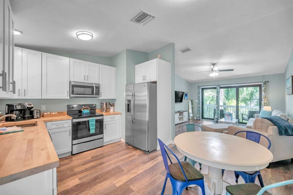 Kitchen | Eat-in area and open to living room and outdoor deck area.