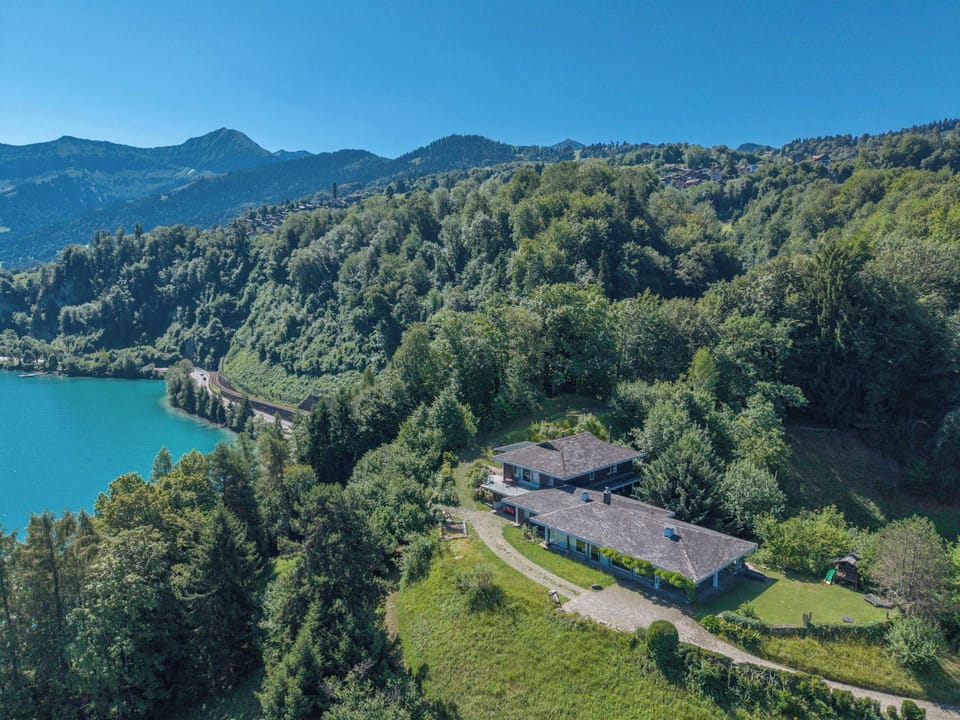 Bird's-eye view of the villa in its peaceful natural setting above Lake Thun.
