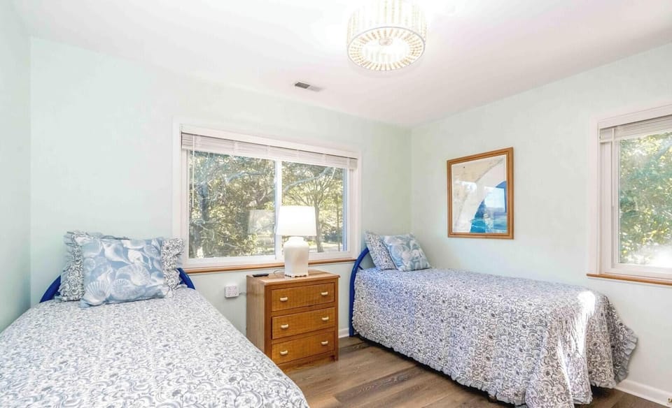 Main Floor South Back Bedroom - 2 Twins