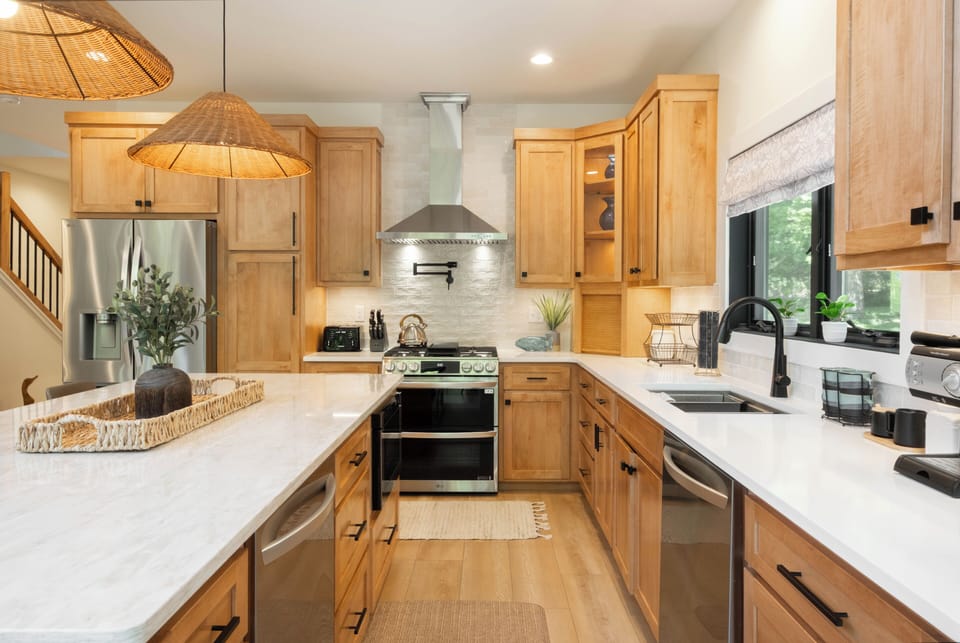 Full Kitchen w. Stainless Steel Appliances