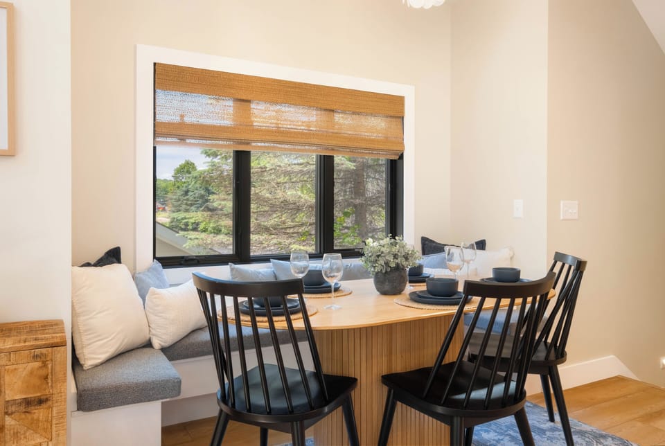 Dining Table w. Chair & Bench Seating