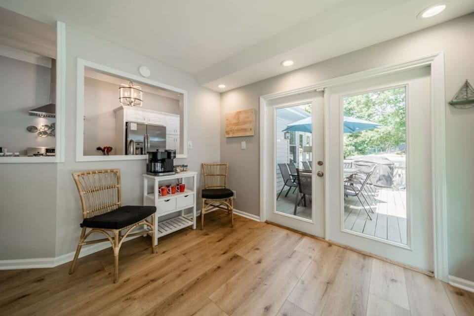 Breakfast Nook: Sip coffee in style with views of nature and inviting outdoor dining