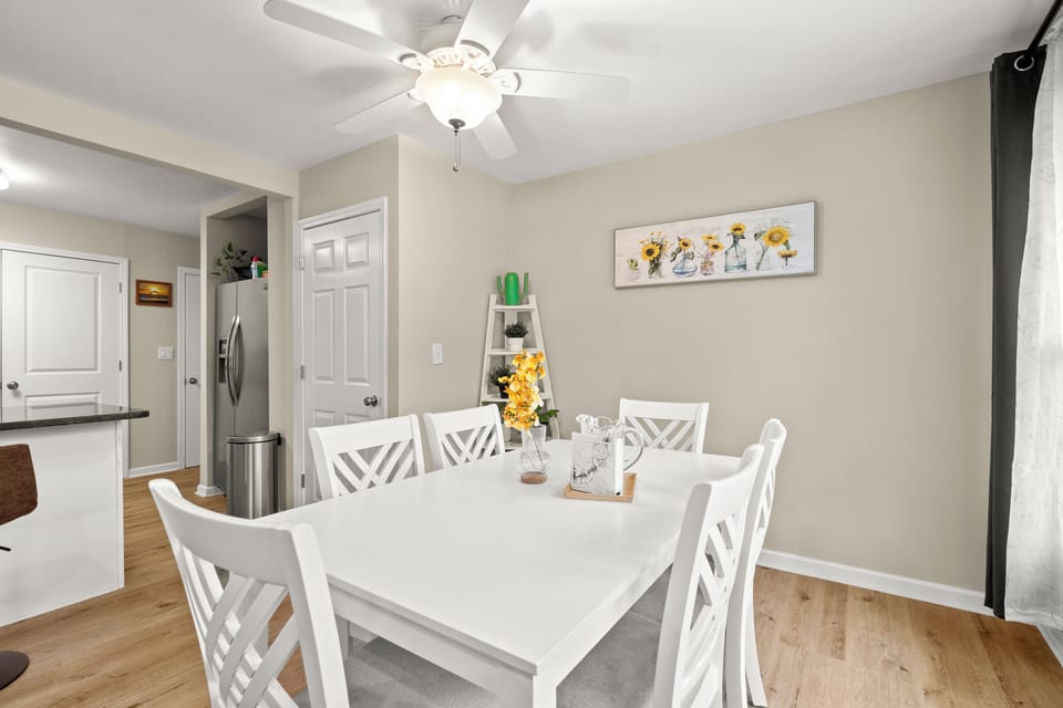 Large dinining table in the dining room