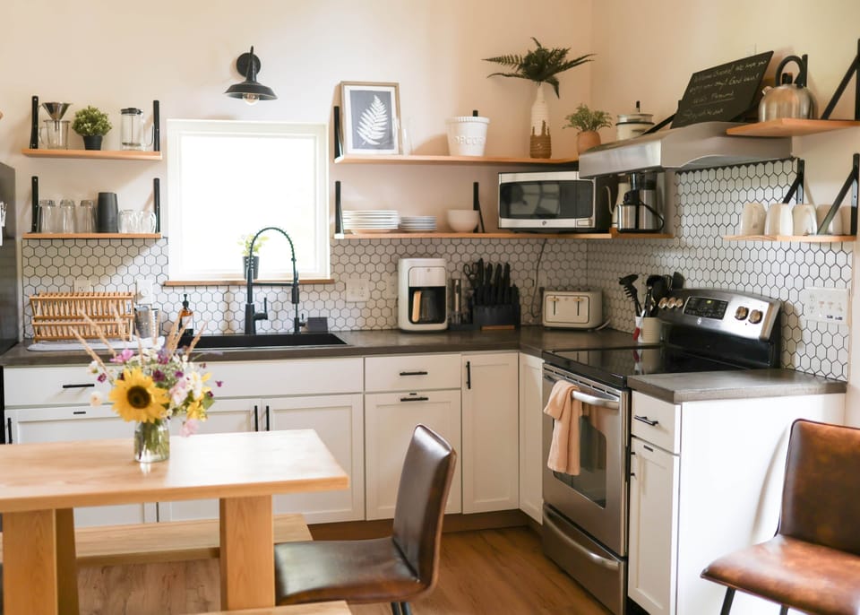 Fully Stocked Kitchen: Stove, oven, fridge, coffee maker, microwave, dish rack