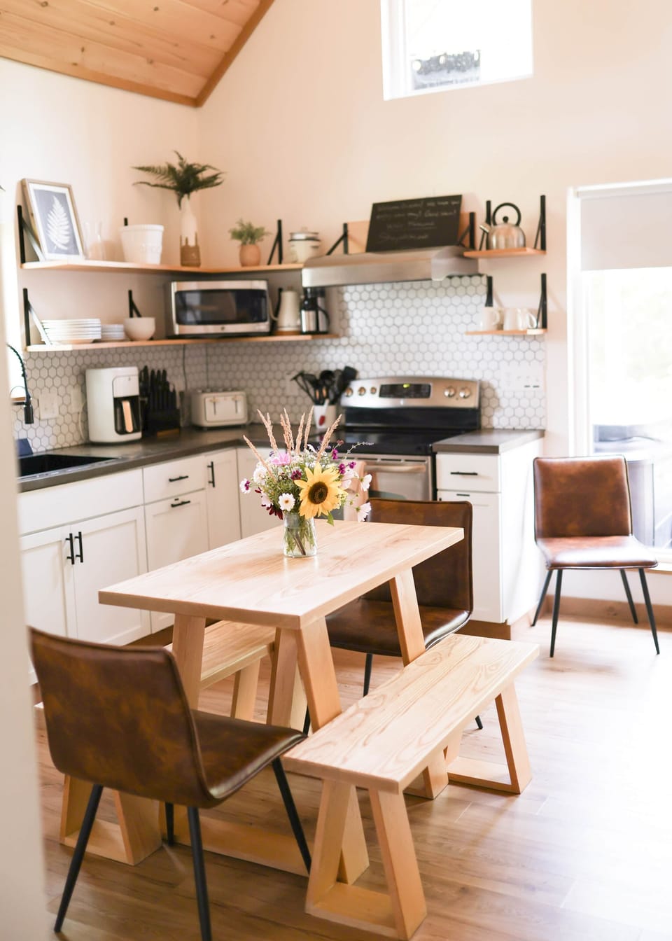 Kitchen & Dining