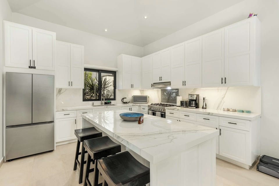 Modern, fully equipped kitchen ideal for long stays in Tezal.