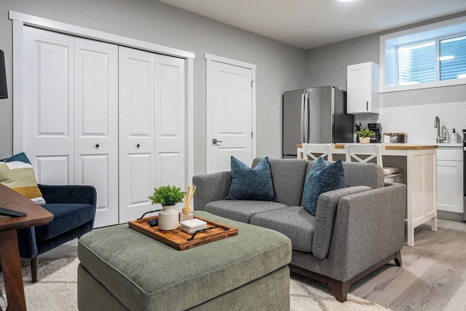 Living room with a Smart TV, board games and cozy seating options.
