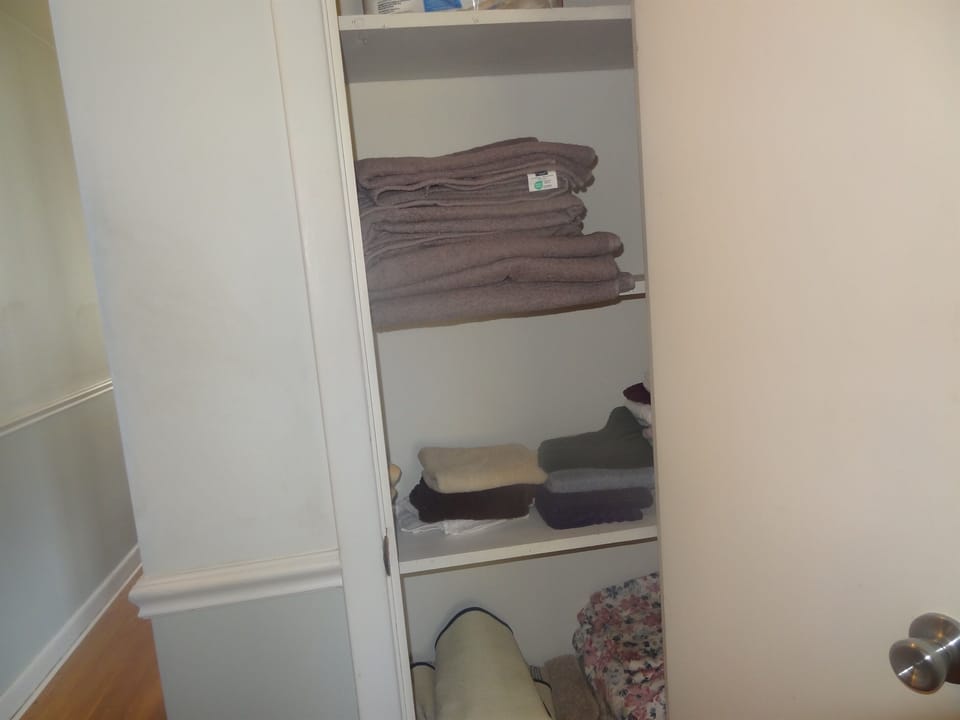 Full bathroom with shower/tub including handheld shower head