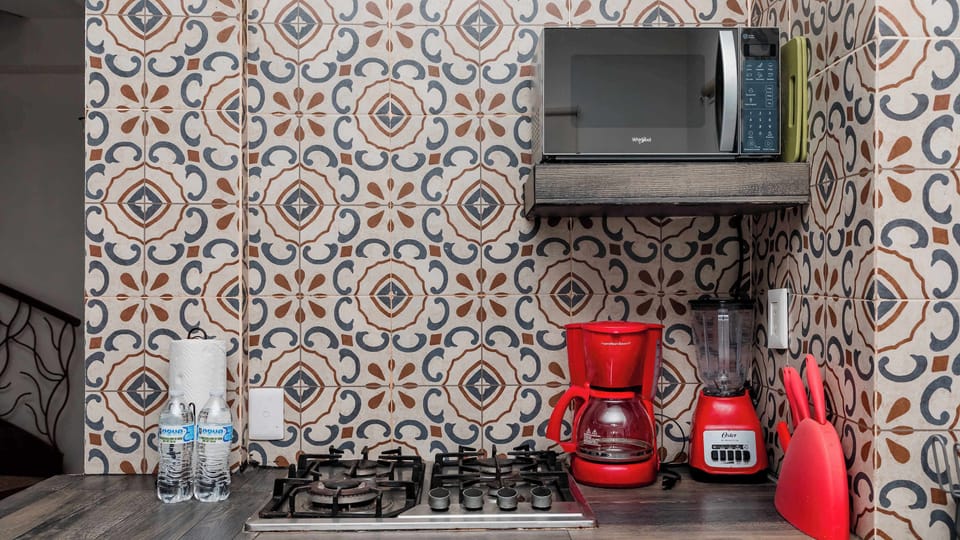 Equipped kitchen with stovetop, microwave, coffee maker and blender 