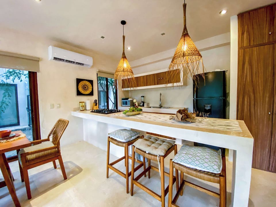 Fully equipeed morning with breakfast area 
