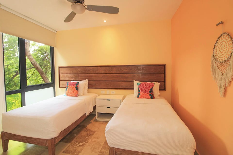 Bedroom with 2 single bed 