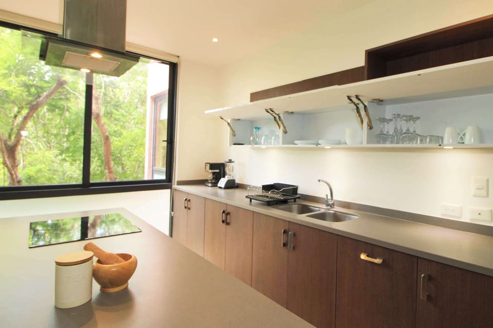 Equipped kitchen with breakfast area