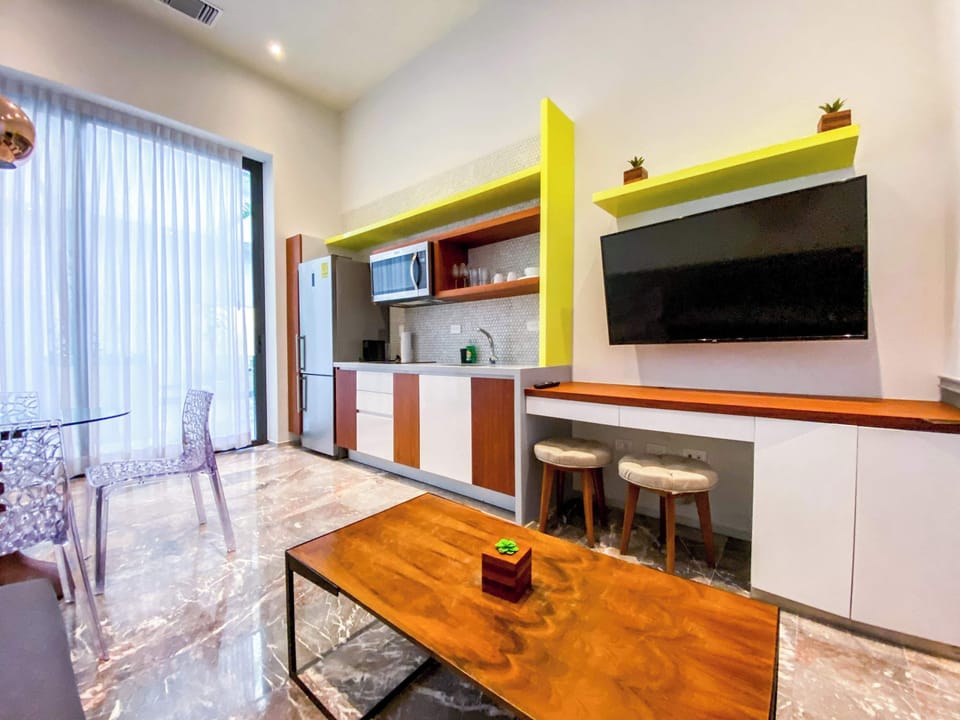 Living room with TV and equipped kitchen 