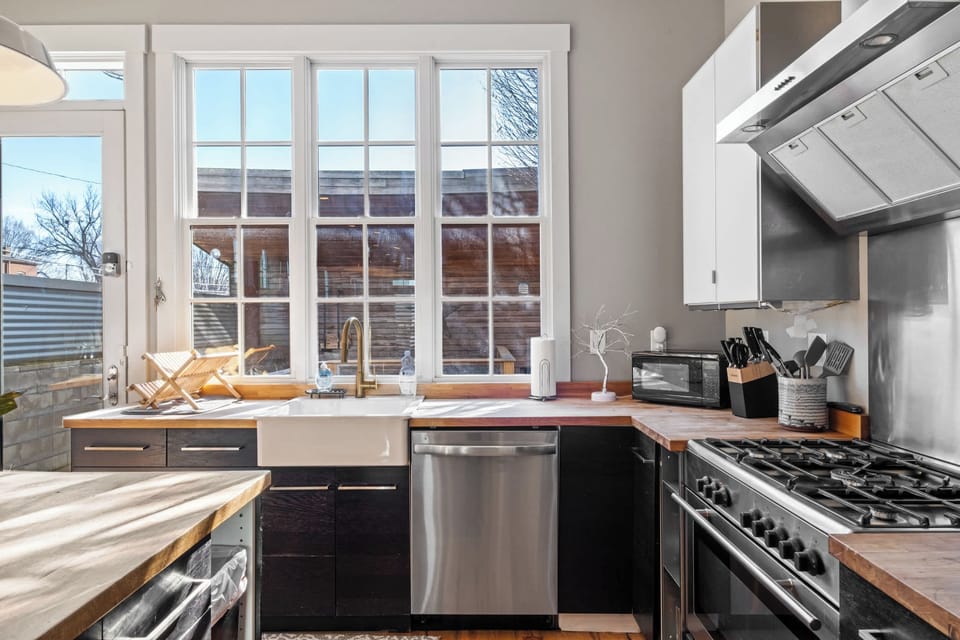 Kitchen: Light-filled, spotless kitchen with a fresh, modern feel.