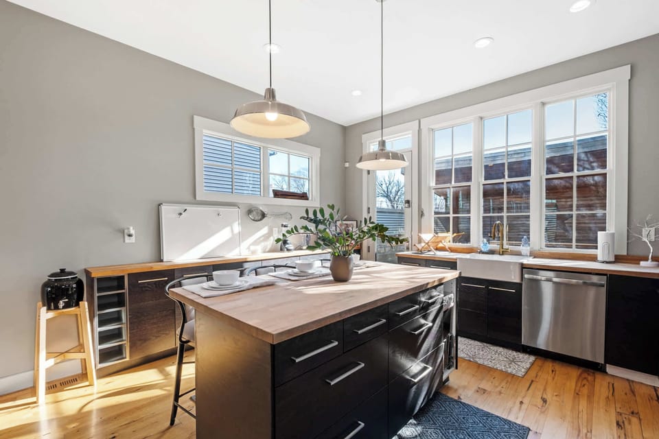 Dining Area: Bright & stylish dining area with plenty of space to dine. Perfect for memorable meals together.