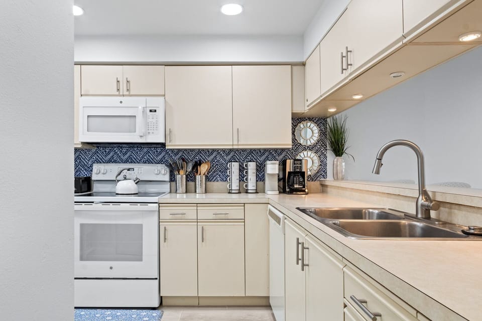 Fully equipped kitchen with everything you need to make your favorite meals